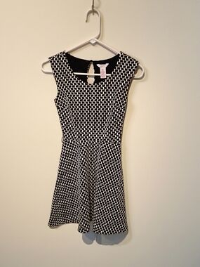 Candie's Black and White Geometric Sleeveless Dress